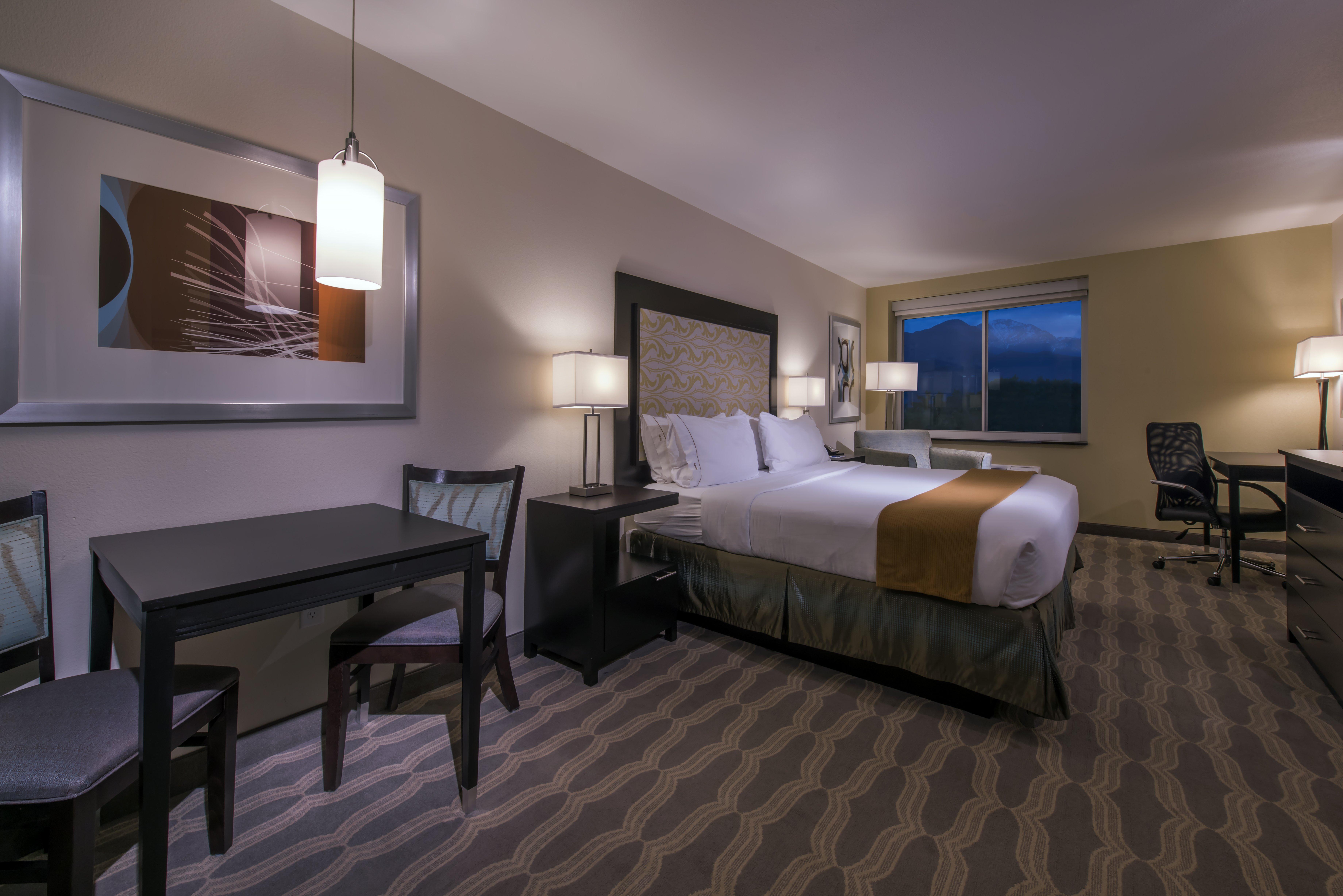 Holiday Inn Express & Suites Colorado Springs Central By Ihg Exterior photo