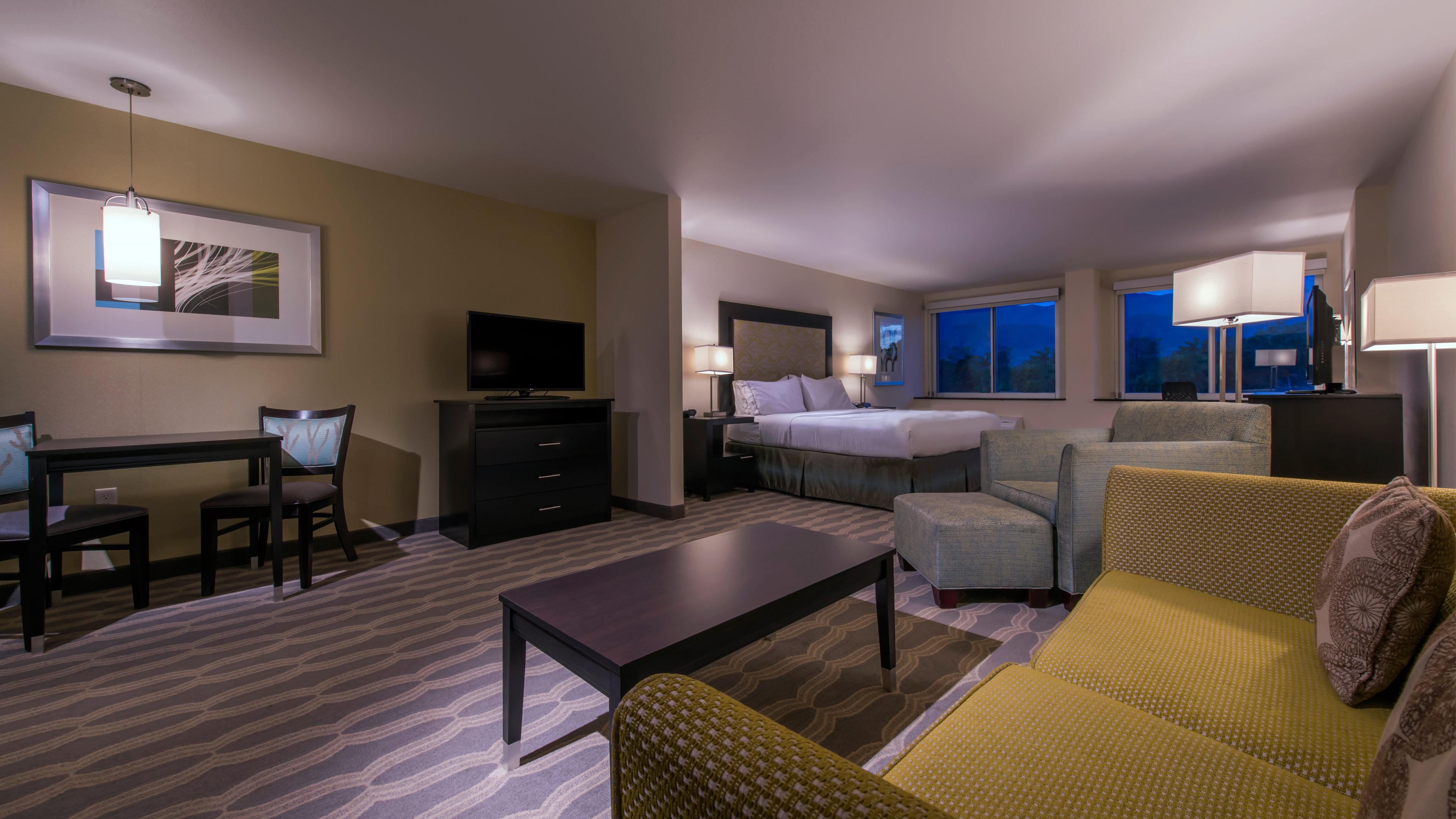 Holiday Inn Express & Suites Colorado Springs Central By Ihg Exterior photo