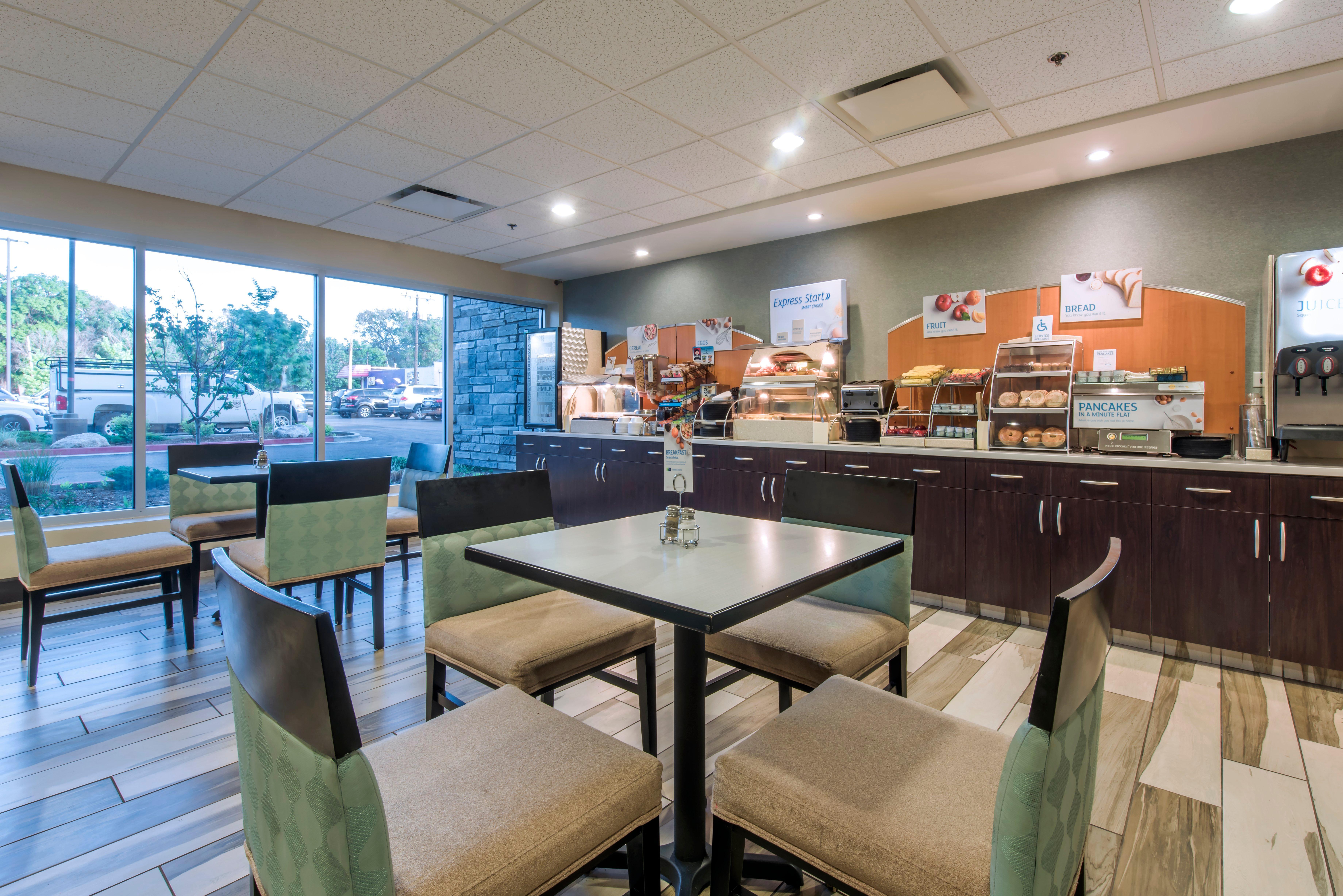 Holiday Inn Express & Suites Colorado Springs Central By Ihg Exterior photo