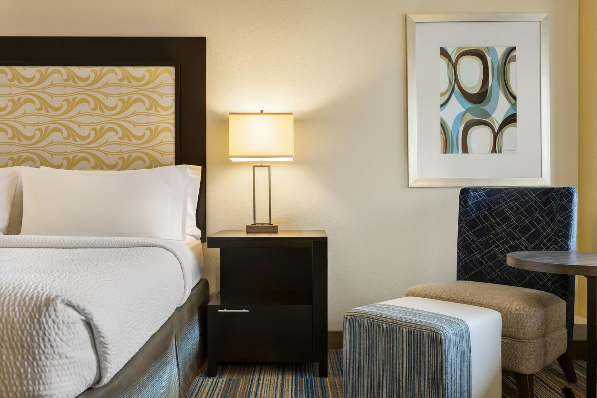 Holiday Inn Express & Suites Colorado Springs Central By Ihg Exterior photo
