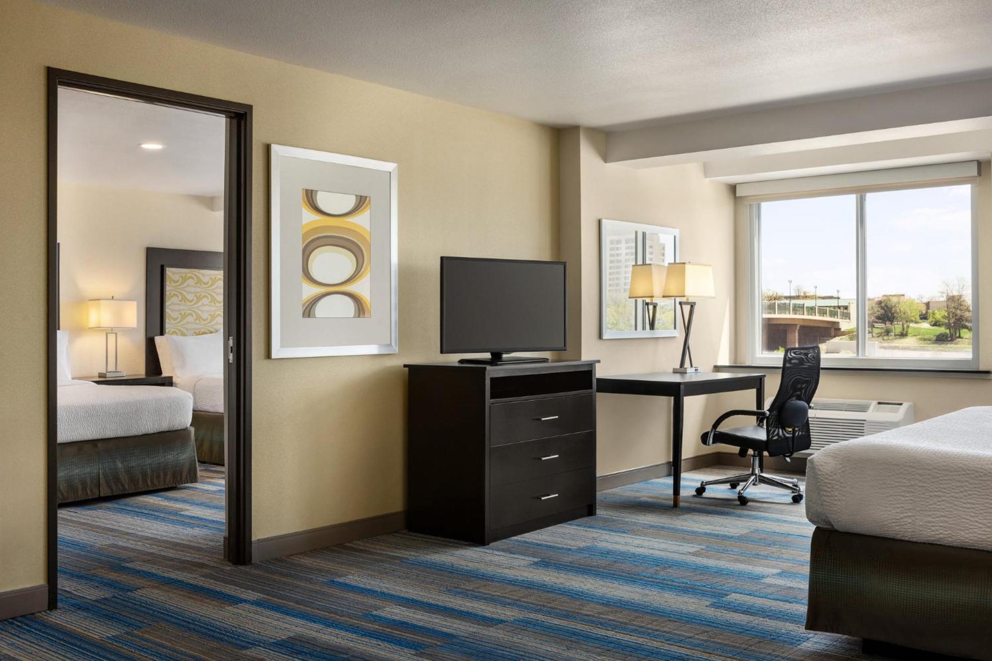 Holiday Inn Express & Suites Colorado Springs Central By Ihg Exterior photo