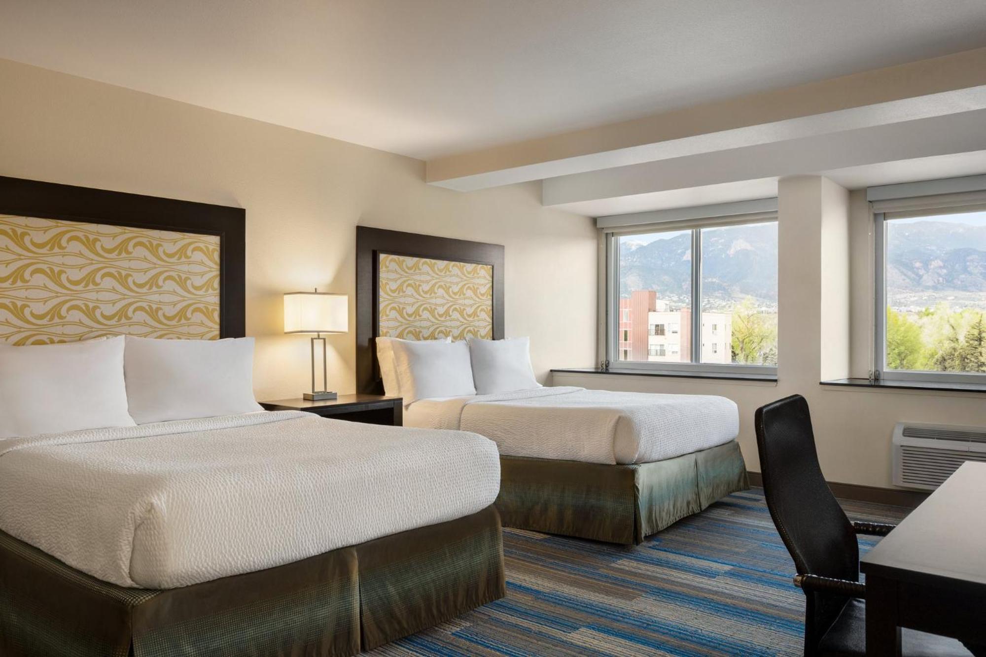 Holiday Inn Express & Suites Colorado Springs Central By Ihg Exterior photo