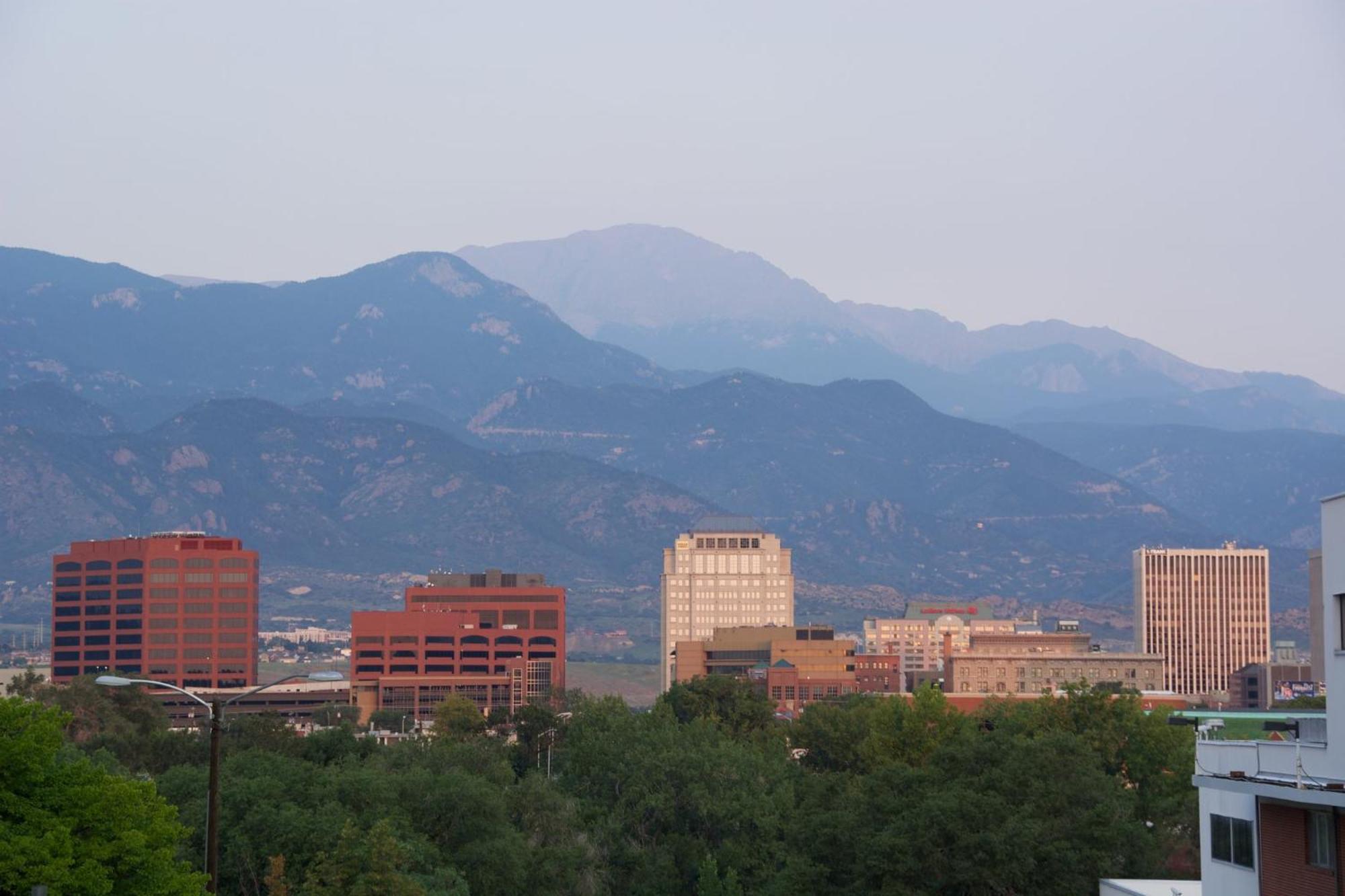 Holiday Inn Express & Suites Colorado Springs Central By Ihg Exterior photo